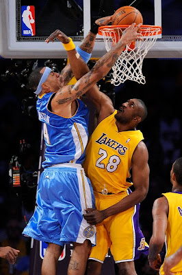 Legendarne slike NBA lige - Page 6 Kenyon+Martin+Dunks+On+DJ+Mbenga+2
