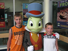 Op de foto met Japie krekel