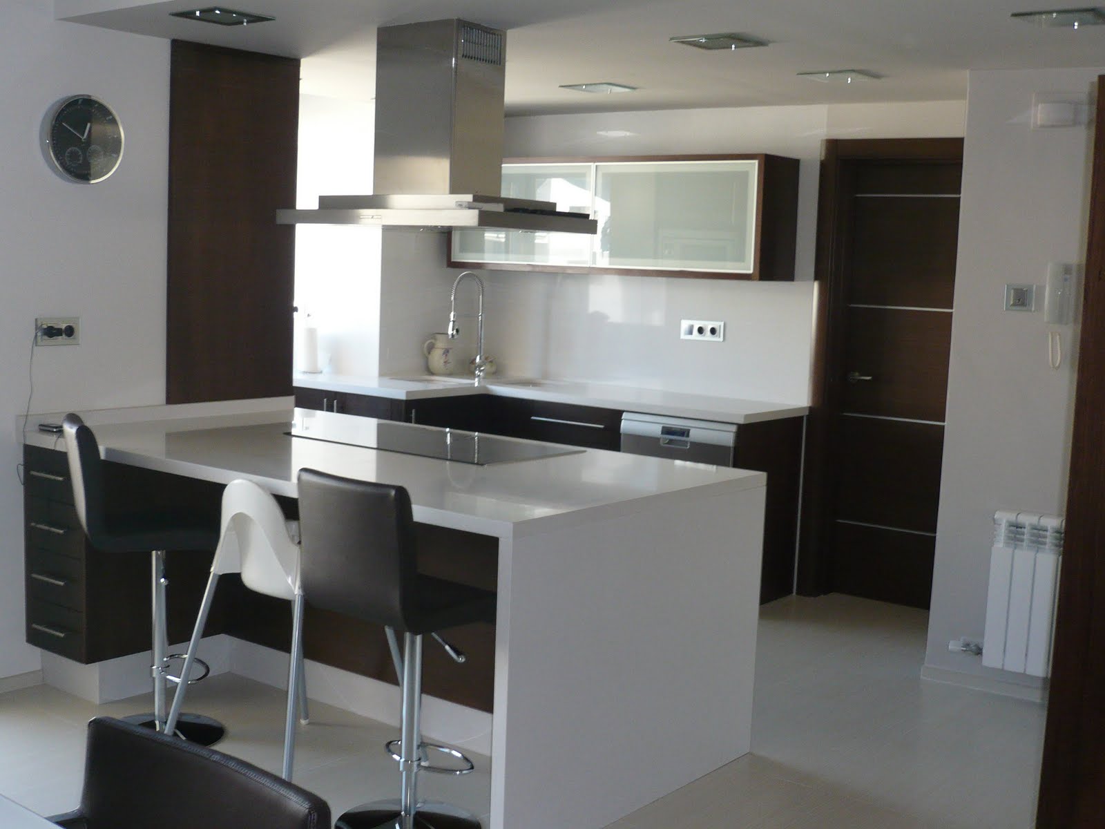 REUSCUINA Espectacular cocina de madera color wengue REUSCUINA Espectacular cocina de madera color wengue