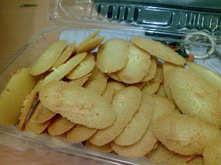 nama kue ini lucu di namakan kue lidah kucing karena be