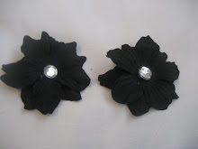 Black flower with bling center piggies #P1