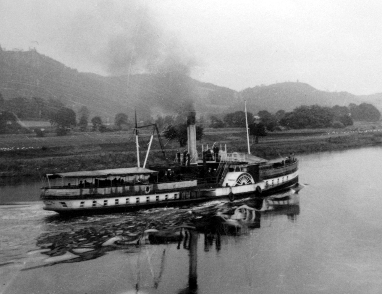 [Old+Photograph+Paddle+Steamer+Scotland.jpg]