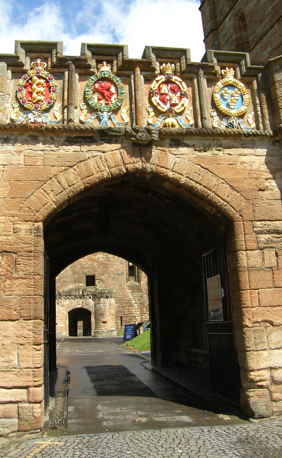 [May+Photograph+Fore+Entrance+Linlithgow+Palace+Scotland.jpg]
