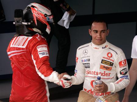 [Hamilton+felicita+a+Räikkönen+Interlagos+2007.jpg]