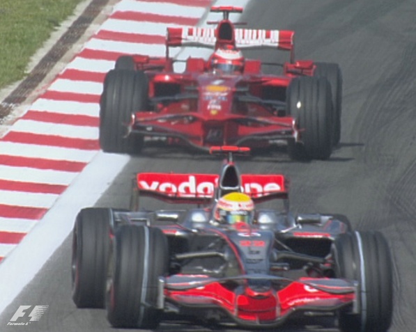 [Raikkonen+ataca+Hamilton+Istanbul+2008.jpg]