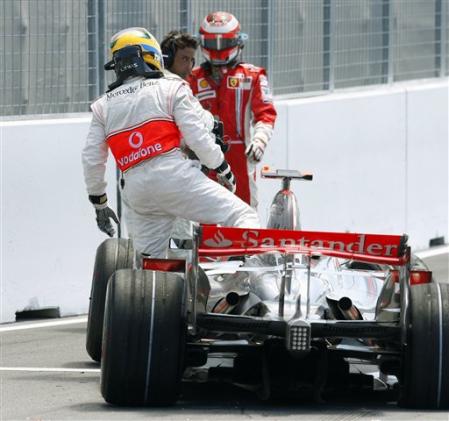[Hamilton+choca+Raikkonen+Montreal+2008.jpg]