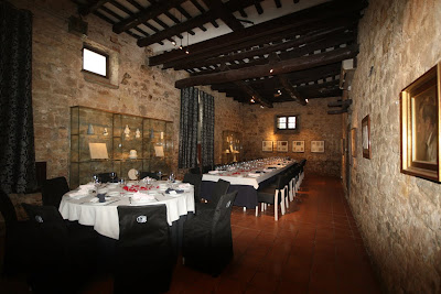 las paredes cargadas de historia de la Masia Serra también acogen parte del restaurante La Bodegueta del Museu