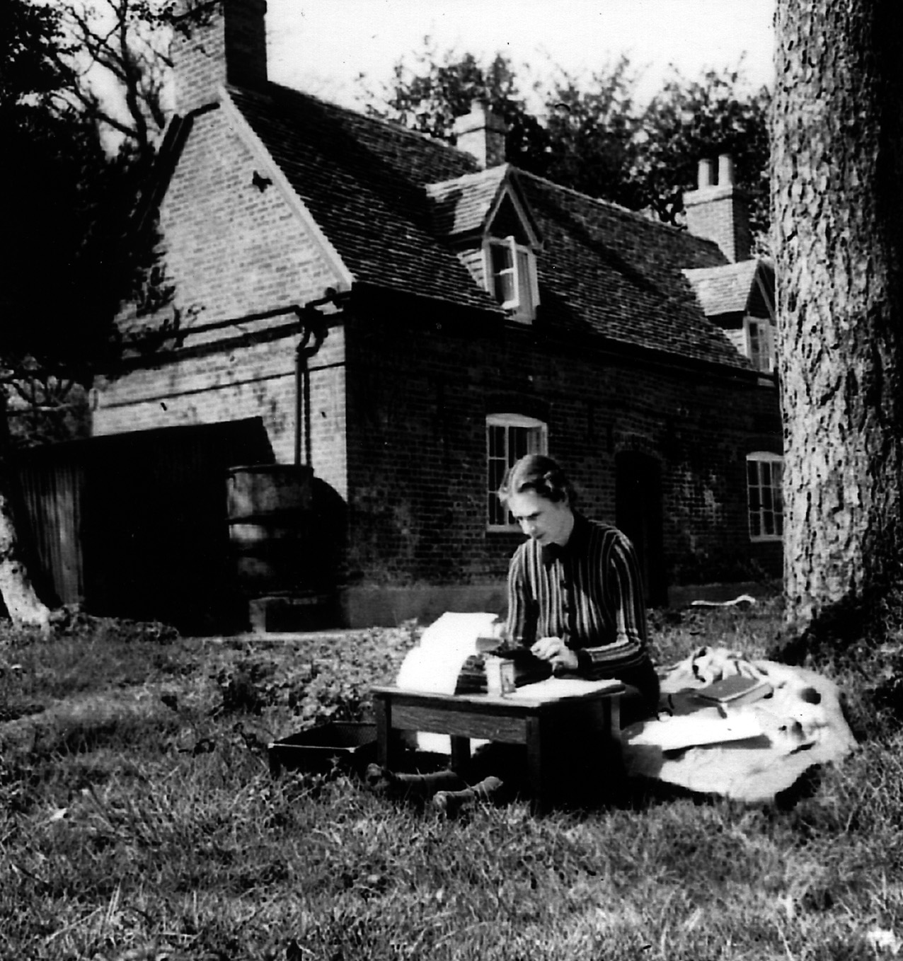 [Robin+Hyde+typing+1939.jpg]