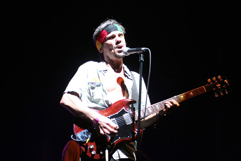 http://4.bp.blogspot.com/_4TPwXPWlnh8/S7Hrli7Gr0I/AAAAAAAAAHk/wR0WZ9OqVPU/s1600/Manu_Chao_at_2007_Coachella_Valley_Music_and_Arts_Festival%5B1%5D.jpg