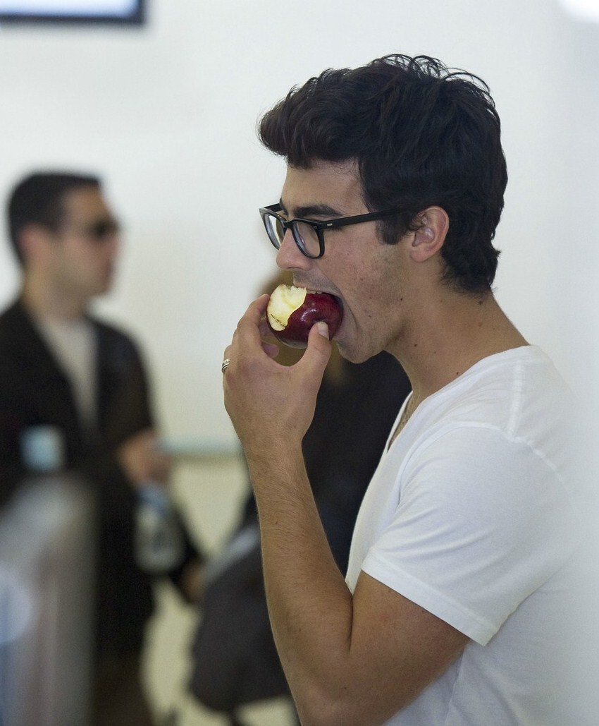Chelsea staub dating joe jonas