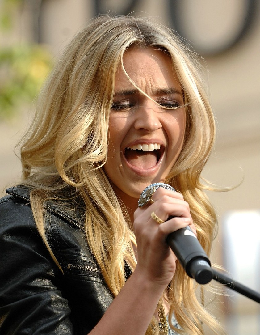 Katelyn Tarver was spotted perf...