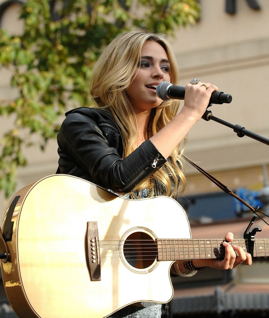 Katelyn Tarver was spotted perf...