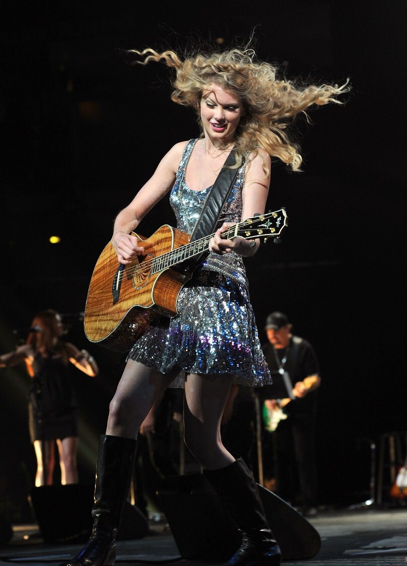 TeenCelebBuzz Taylor Swift Rocks Nashville