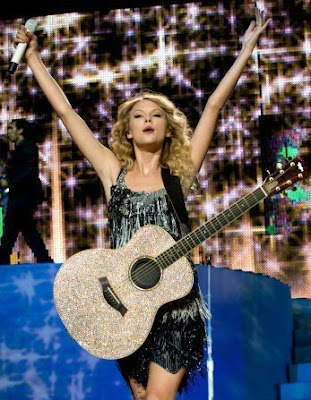 Taylor Swift Haircuts Pictureclass=