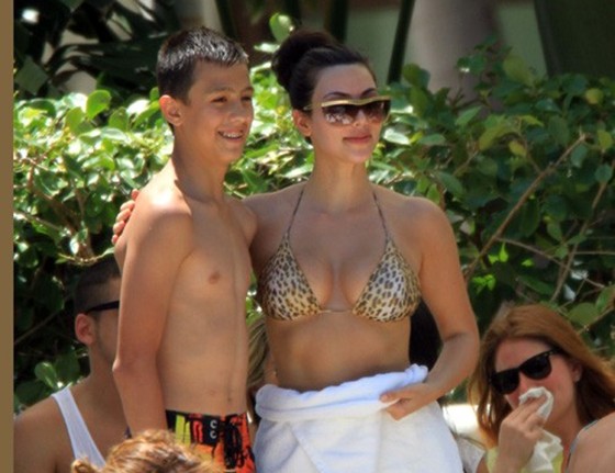 justin bieber selena gomez selena gomez and justin bieber kissing on the beach. justin bieber selena gomez