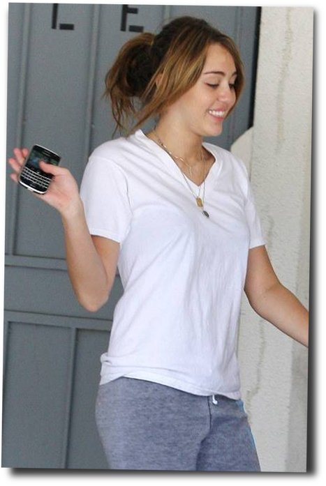 [miley-cyrus-justin-cell-phone-02.jpg]