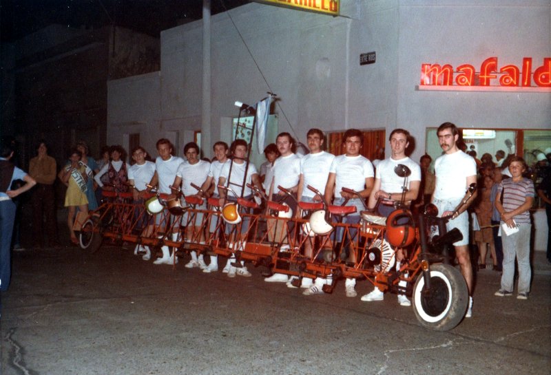 [1977+-+La+bicicleta2.jpg]