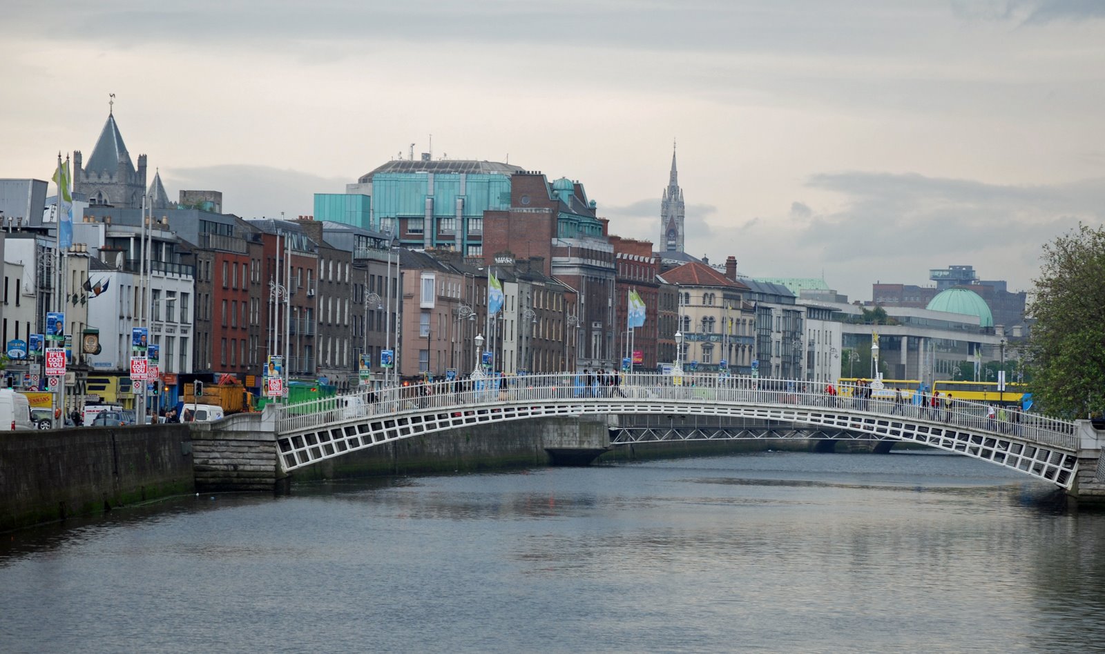 ha'penny bridge, river liffey, dublin