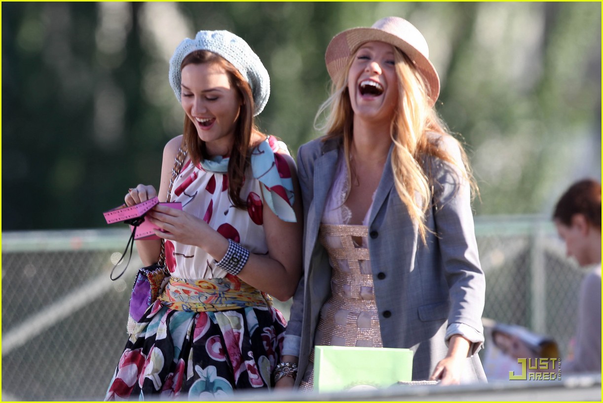 http://4.bp.blogspot.com/_4c6IgIIhCJo/TDH52u_OGRI/AAAAAAAAAPI/MCSHPXMoi1A/s1600/leighton-meester-blake-lively-gossip-girl-paris-04.jpeg