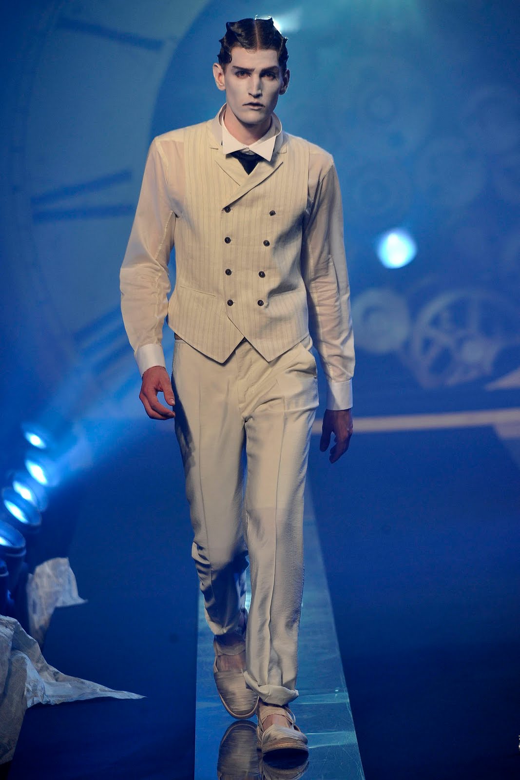 http://4.bp.blogspot.com/_4cpKVCr9ChE/TC9weRTtjPI/AAAAAAAACXI/soqIyIN6rvU/s1600/John_Galliano_(Mens_S-S_2011_Paris)_21.jpg