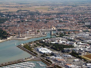 photo aérienne tours médiévales du port de La Rochelle
