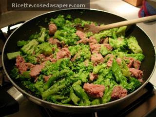 torta rustica preparazione broccoli e salsiccia