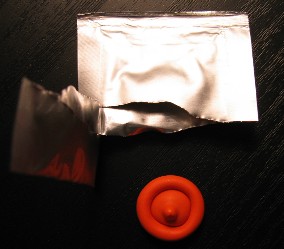 http://4.bp.blogspot.com/_4i5HngzV2GE/SXXEcZNLAhI/AAAAAAAAAx0/hd7igf_Fps8/s1600/pda%2Bcondom%2B2.jpg