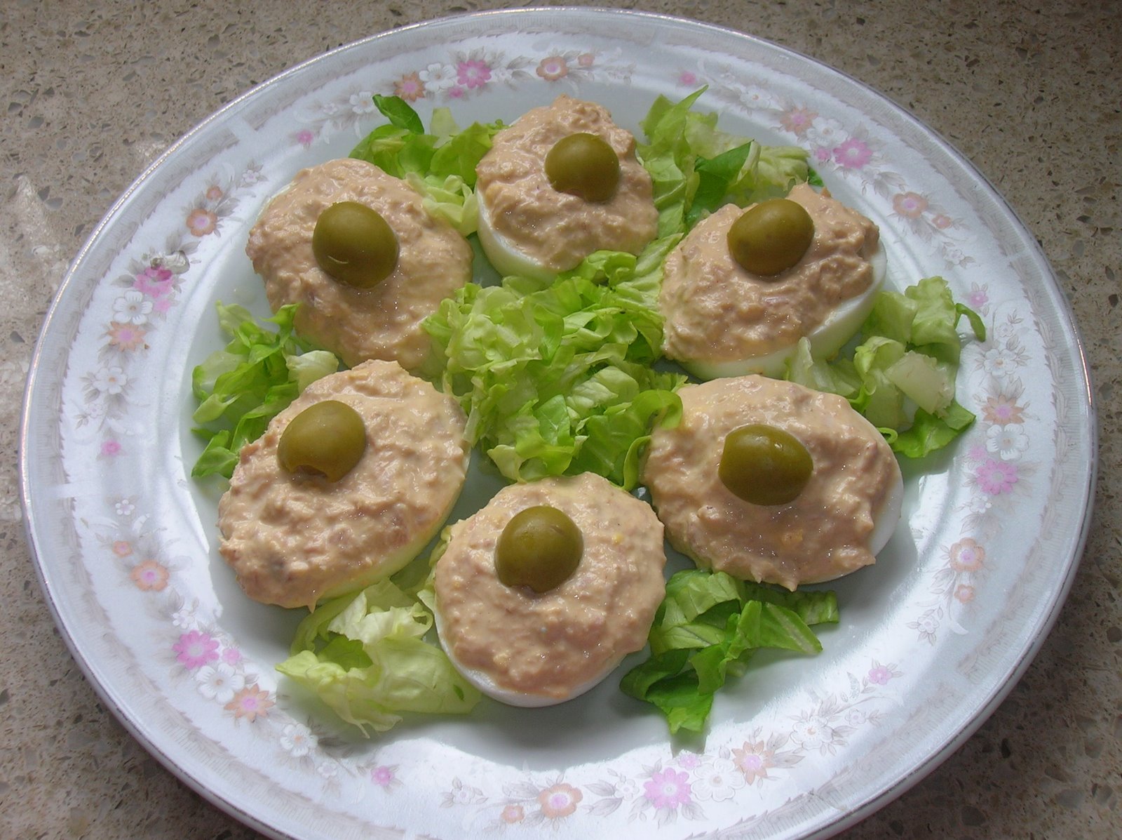 [HUEVOS_RELLENOS_DE_ATUN.JPG]