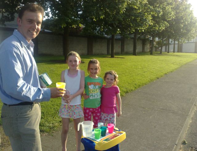 [Ruairí+with+kids+again.jpg]