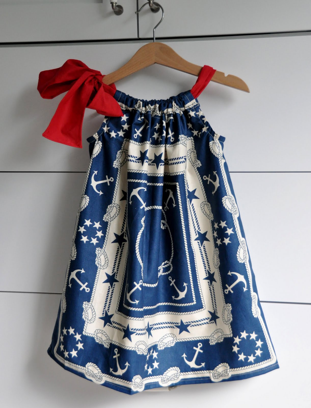 Aesthetic Nest: Sewing: Patriotic Pillowcase Dresses