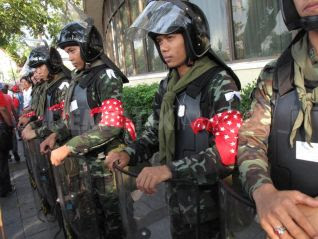 Thai+protests+with+police+sympathizers+d