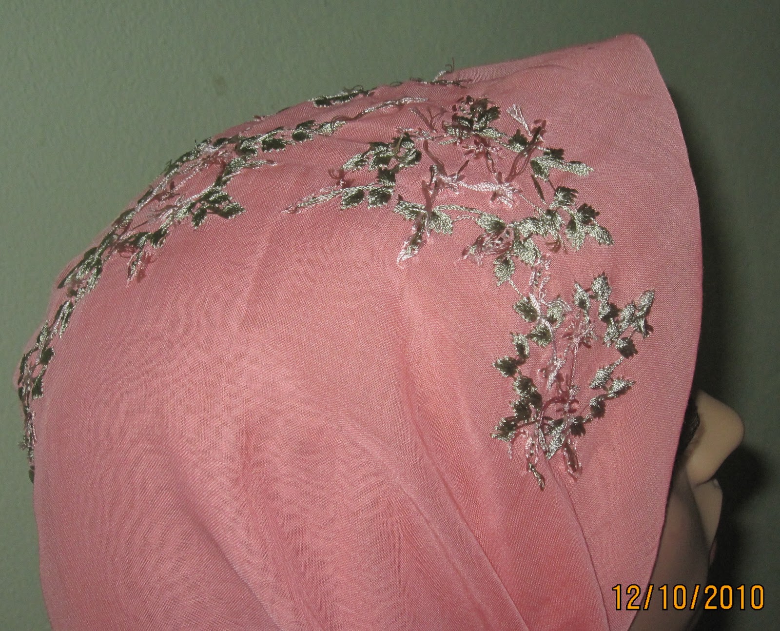 gaun sederhana dengan kepala bunga