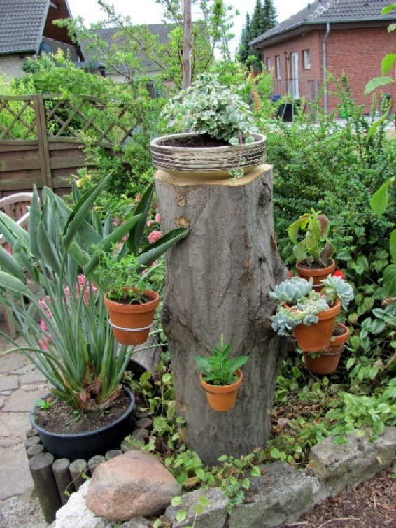 Idee für einen stehengebliebenen baumstamm? Holzstämme als tisch