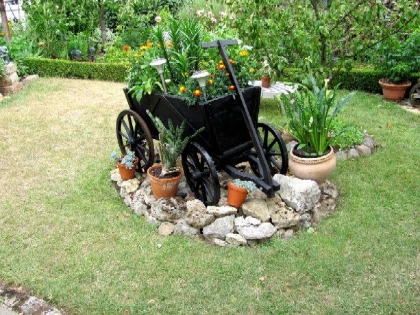 Garten-anders: Ein alter Handwagen als Dekoration für den ...