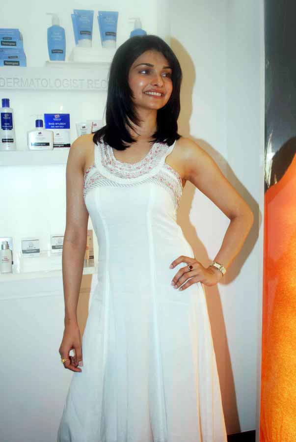 Prachi Desai Actress hot photos in white dress cleavage