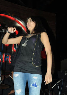 Actress Shruti Hassan performance at Hard Rock Cafe
