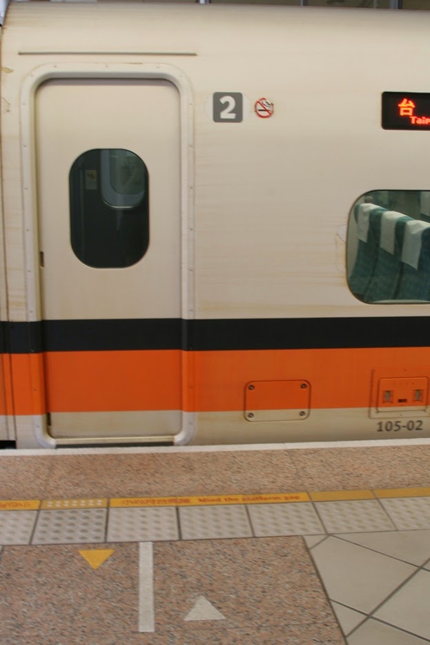[tw-hsr-waiting.JPG]