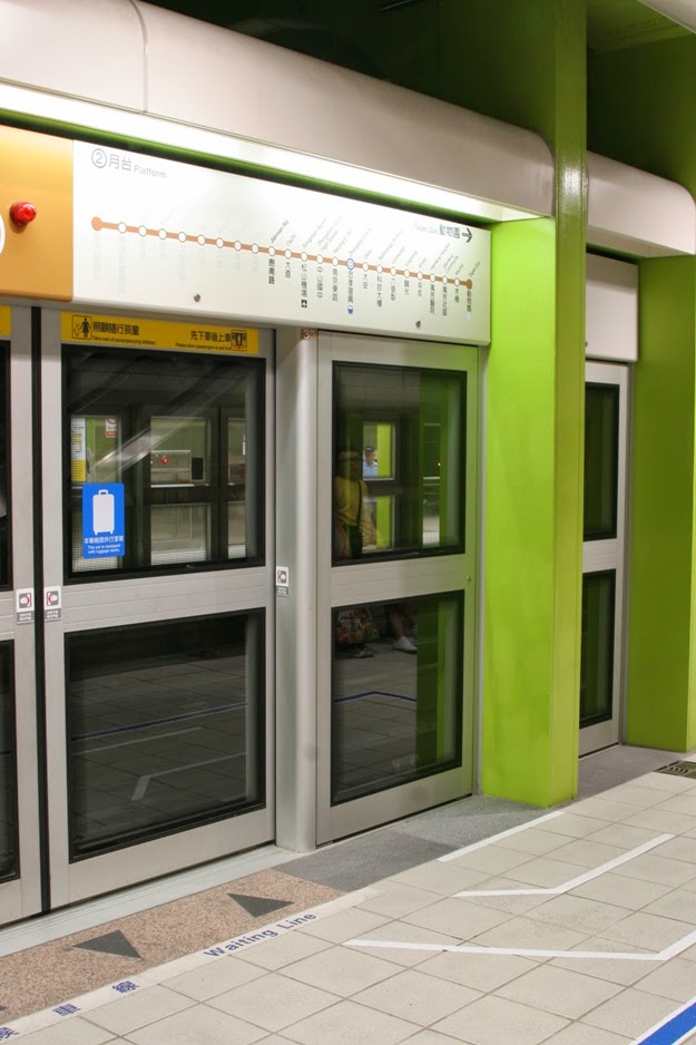 [MRT-queuing.JPG]