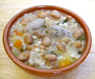 Minestra d'orzo con salsiccia e fagioli