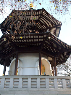 Pagoda della Pace, ornata da campane dorate e da Budda seduti