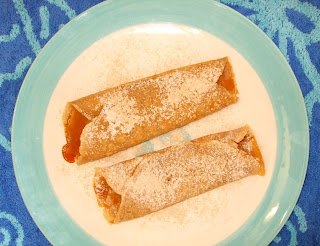 crepes di gofio farcite con miele e spolverate di zucchero a velo e gofio