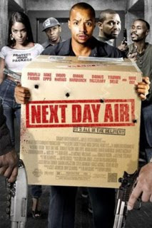 Cadê A Minha Entrega? – 2009 DVDRip Legendado Cadê A Minha Entrega? Um entregador descuidado faz a entrega de um pacote de cocaína pura em um endereço errado. Dois amigos abrem a caixa e acreditam ter tirado a sorte grande. Imediatamente, eles vendem a droga para um primo traficante, tentando lucrar um bom dinheiro.