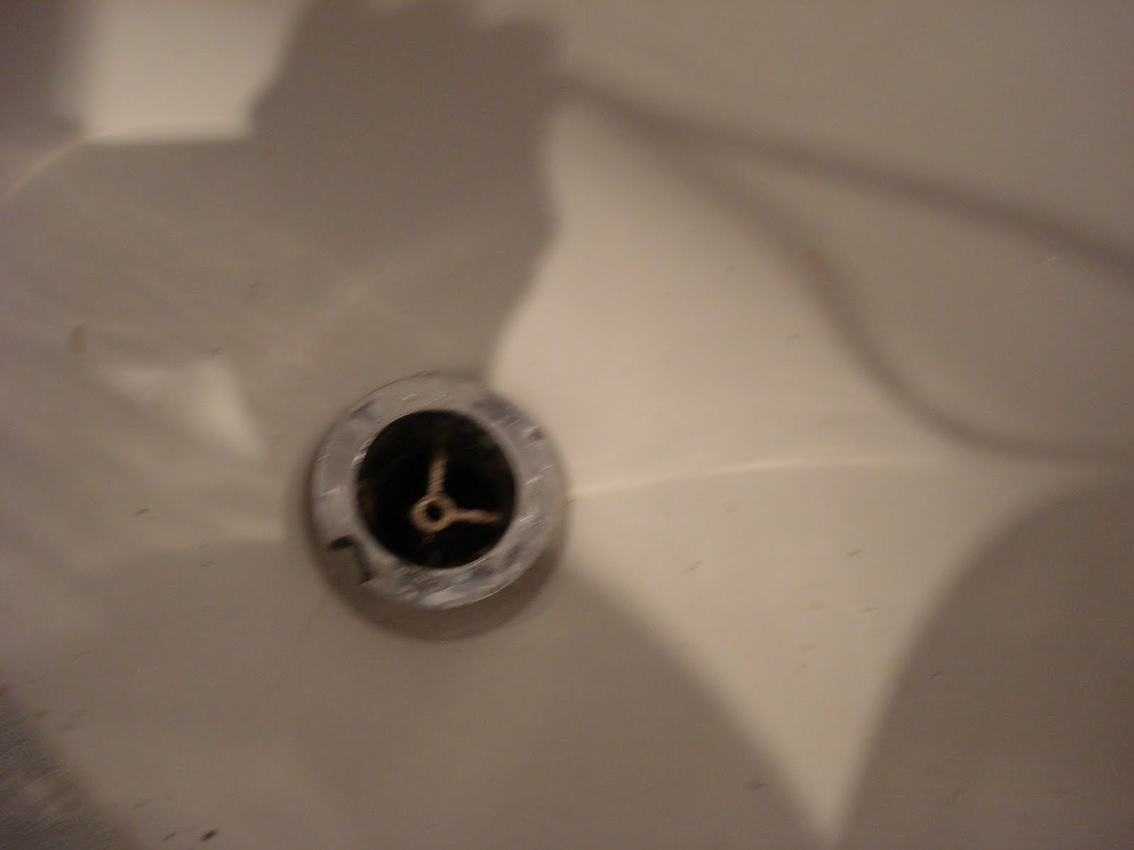 White Wood DIY , how to replace an old tub drain