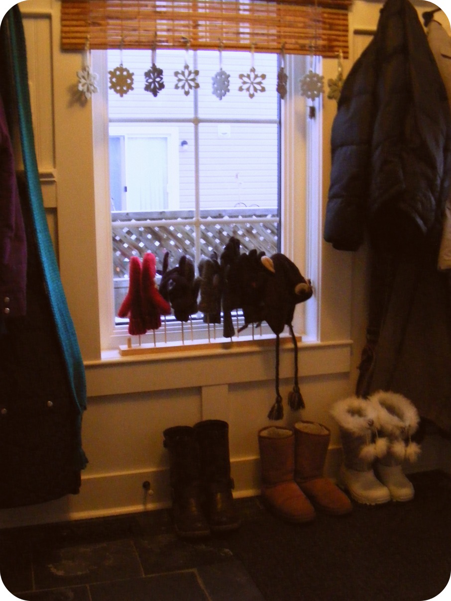 White Wood Easy and inexpensive DIY mitten and glove dryer