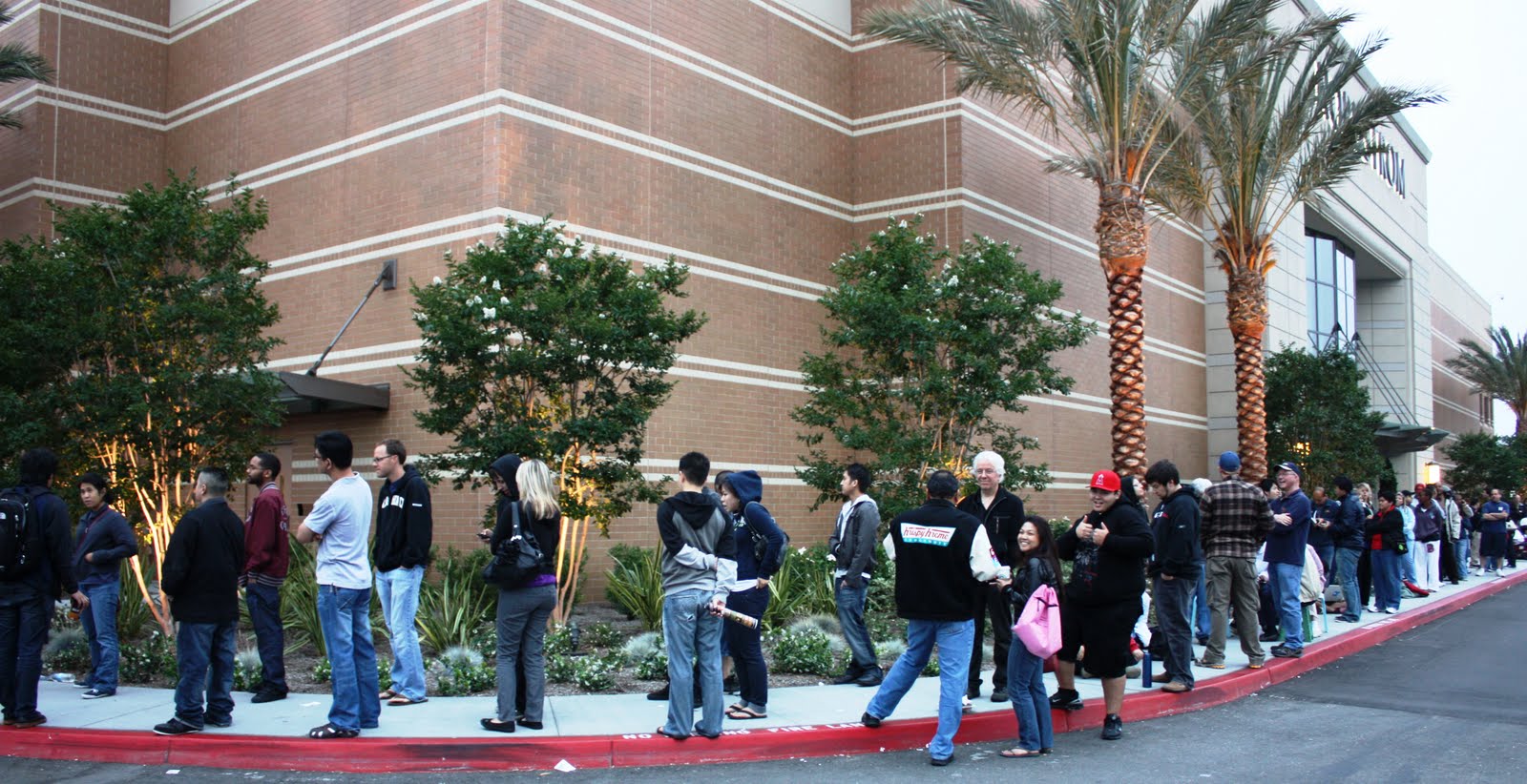 Investigative Journalist Randy Economy New Cerritos Apple Store opens with hundreds of happy