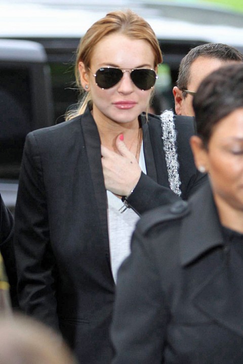 http://4.bp.blogspot.com/_5MwaaS2L6UA/TMKbyASimqI/AAAAAAAAOPo/LSF9a4IrgKw/s1600/1022-lindsay-lohan-court-01-480x720.jpg