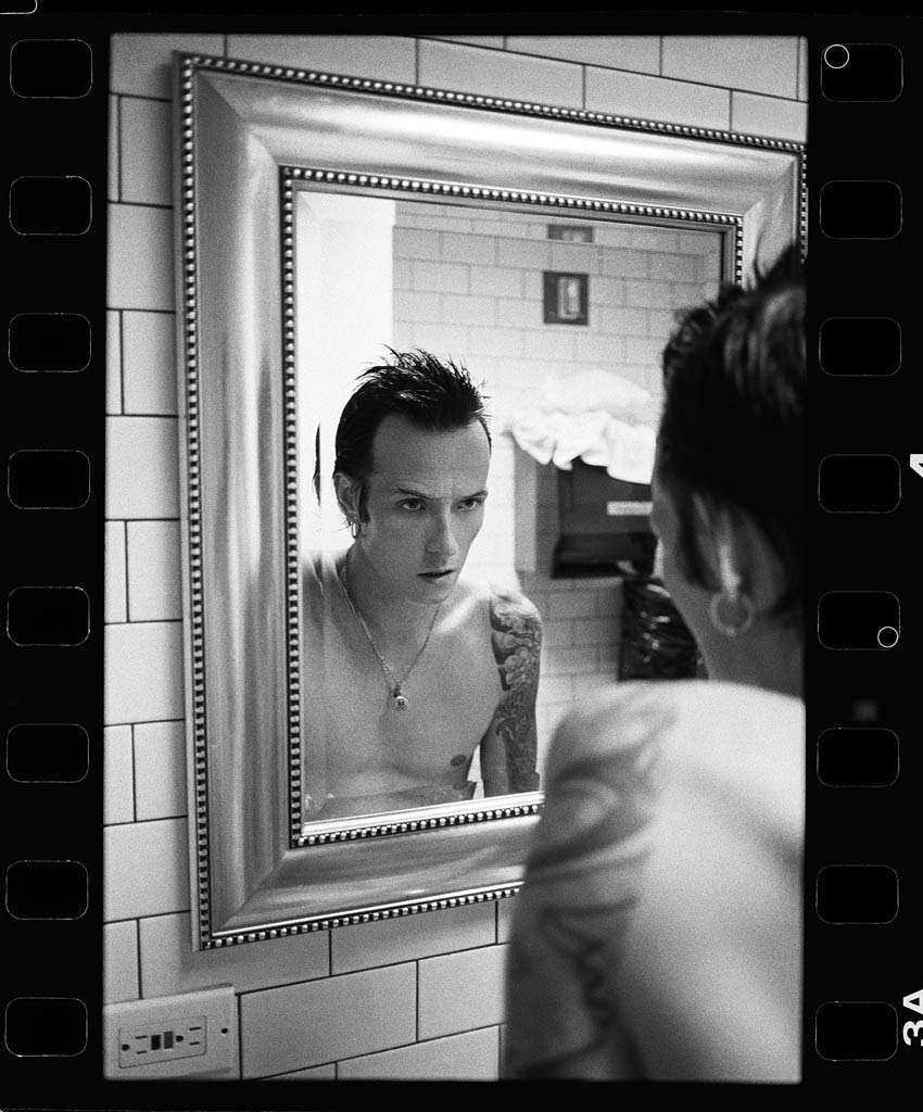 [(c)+gavin+bond.JPG]