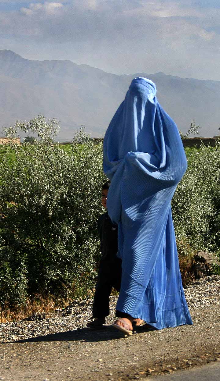 [Woman_walking_in_Afghanistan.jpg]