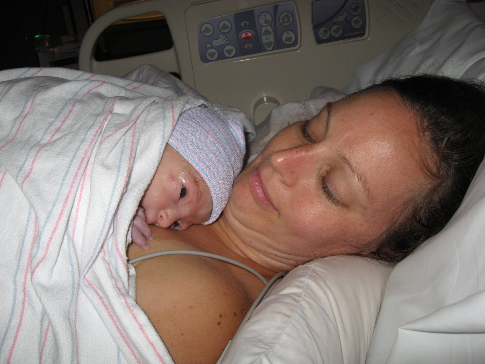 http://4.bp.blogspot.com/_5Rkk0717QDw/TFw-OquzwaI/AAAAAAAAAkg/BL8m58jqDn4/s1600/6-+proud+Mommy1.jpg