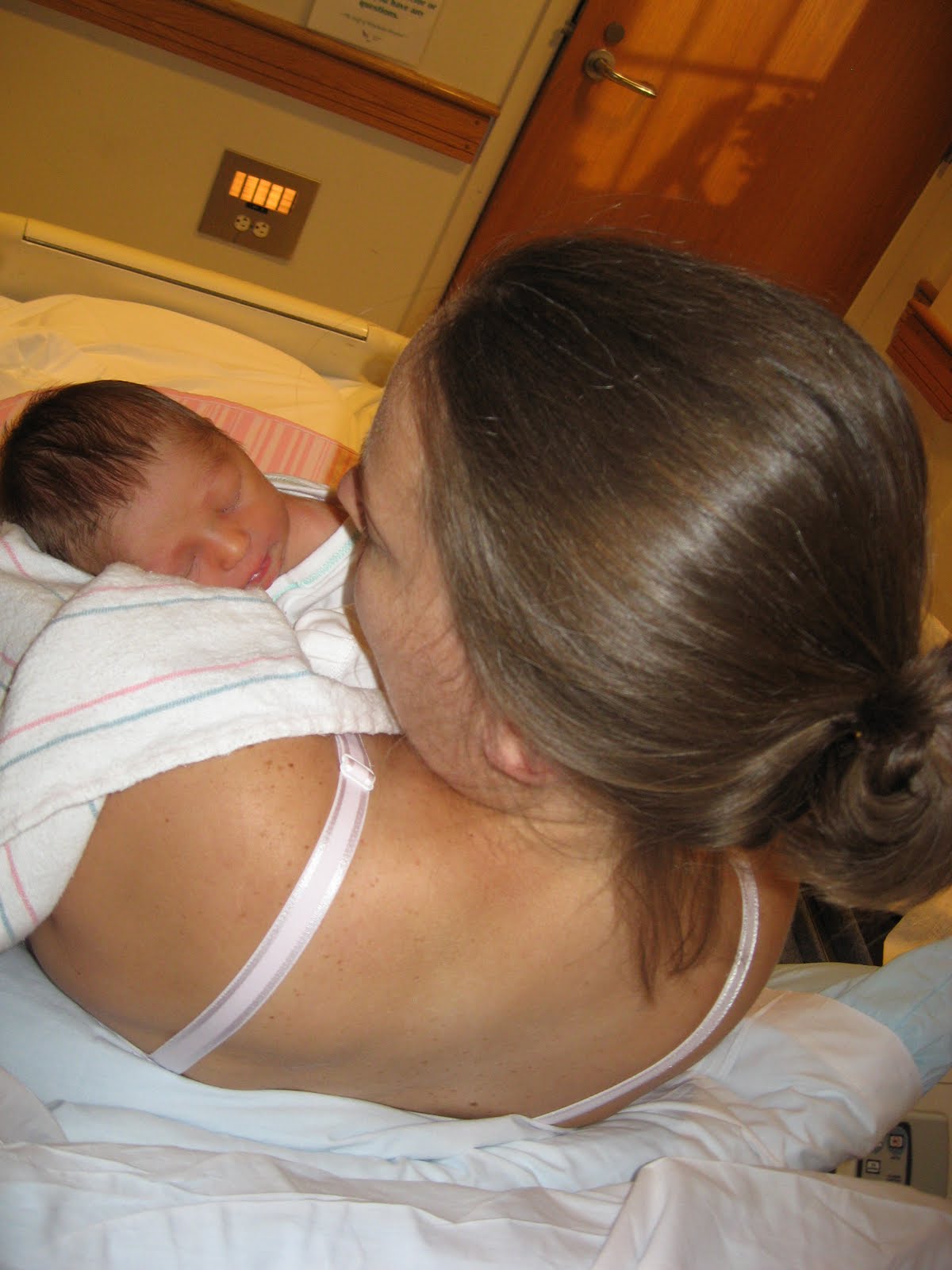http://4.bp.blogspot.com/_5Rkk0717QDw/TFw91nobnPI/AAAAAAAAAjw/g8psgGTRgJE/s1600/12-+proud+Mommy2.jpg